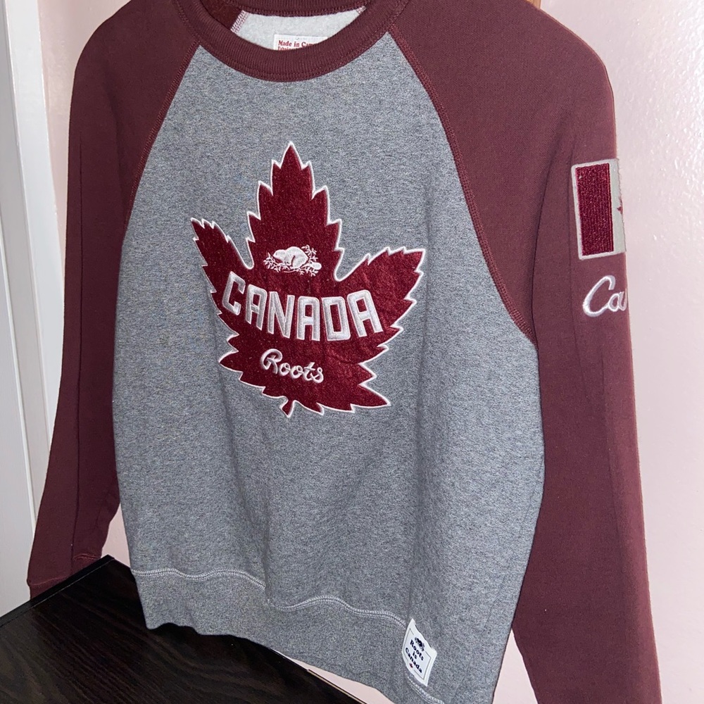 Roots Canada grey and burgundy crewneck sweater